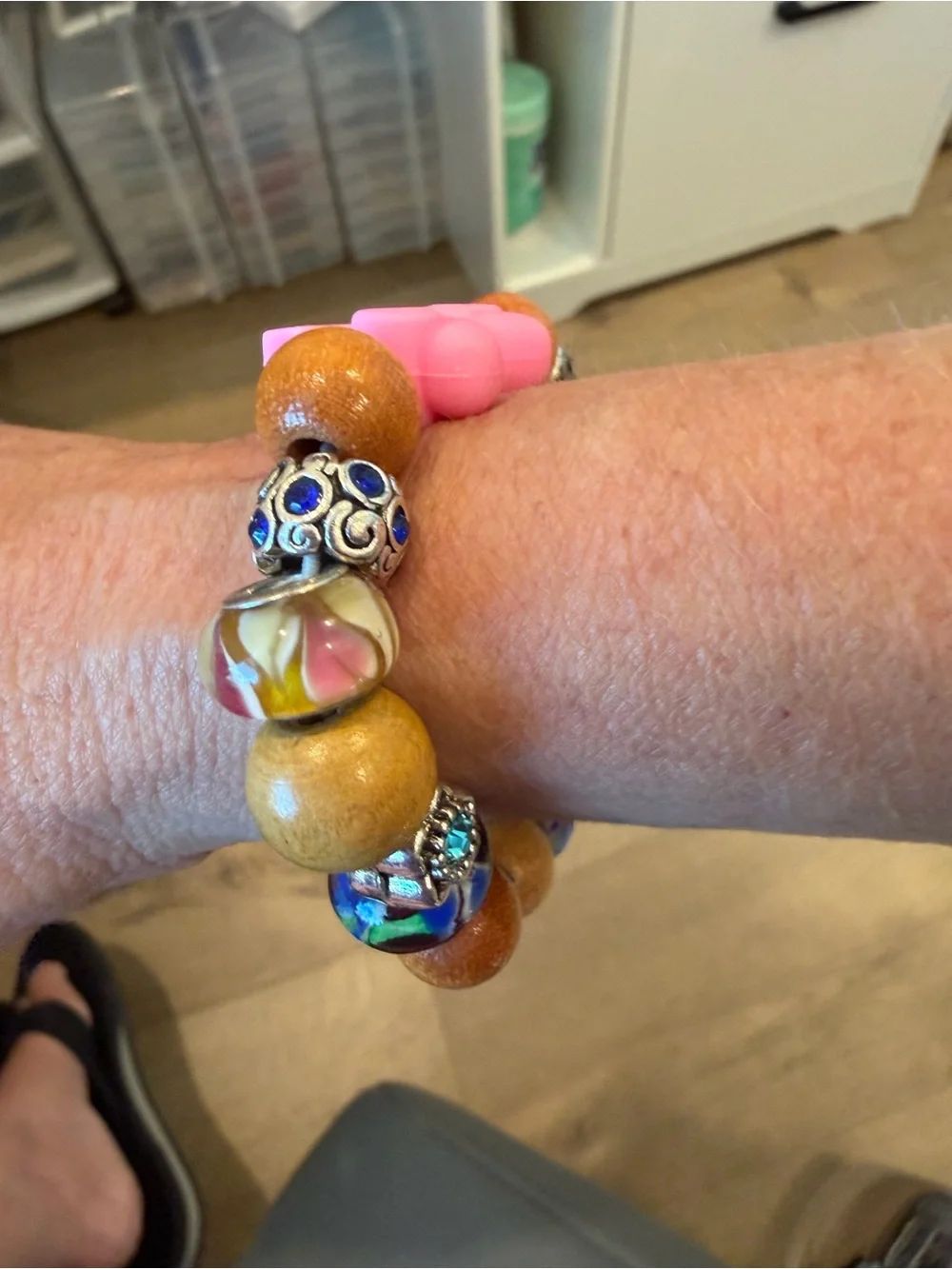 Hand Crafted Pink Bow and Wood-Tone Bead Bracelet - Picture 3 of 5